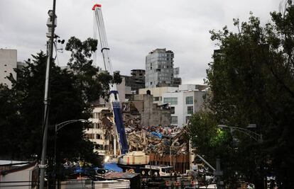 Los escombros del edificio en la avenida Álvaro Obregón 286.