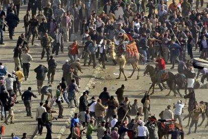 Sobre camellos y caballos, agentes leales al presidente de Egipto atacan con porras y palos a los opositores en la plaza de la Liberación.