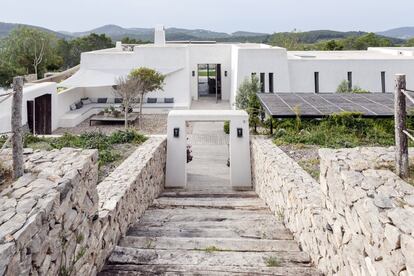 La geometría de los volúmenes de la fachada de Can Caterina rinde homenaje a la arquitectura popular de la isla.