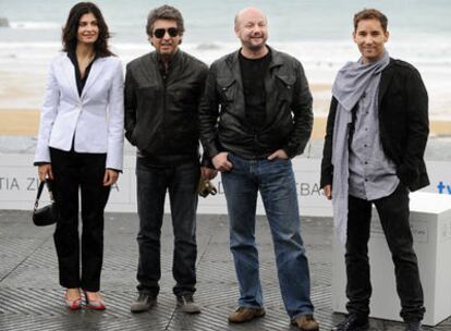 El director de la película, Juan José Campanella (segundo por la derecha) acompañado de tres miembros del reparto: Soledad Villamil, Ricardo Darín y Javier Godino.