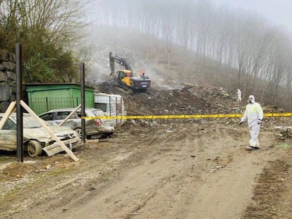 Los operarios trabajan en la pista de acceso del vertedero de Zaldibar (Bizkaia).