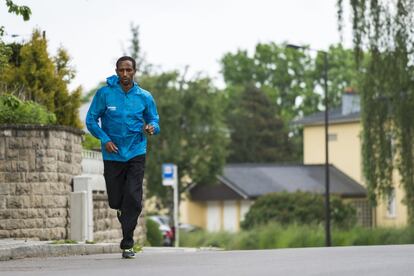 El atleta etíope maratoniano Yonas Kinde entrenando en Luxemburgo, donde reside desde el año 2012. “Normalmente, me entreno cada día, pero cuando escuché las noticias [acerca del equipo de refugiados] comencé a entrenar dos veces al día, todos los días, teniendo los Juegos Olímpicos como objetivo”, aclara a Acnur. 