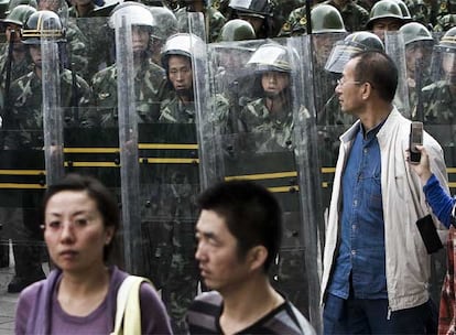 Agentes antidisturbios chinos montan guardia ayer en Urumqi, capital de la provincia de Xinjiang.