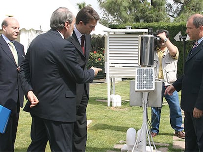 Arturo Gonzalo Aizpiri, tercero por la izquierda, ayer, en el centro meteorológico de Valencia.