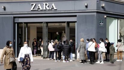 Cola en el acceso a una tienda de Zara en París el pasado mes de Febrero.