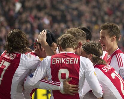 Los jugadores del Ajax celebran el segundo gol del equipo.