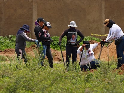 Integrantes del colectivo Guerreros Buscadores trabajan en una fosa clandestina de Las Agujas, en Zapopan, este martes.