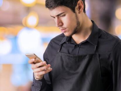 Joven, nativo digital y camarero