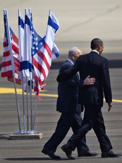 El presidente de EEUU, Barack Obama y el presidente israelí, Simón Peres en el aeropuerto Ben Gurión cerca de Tel Aviv (Israel).