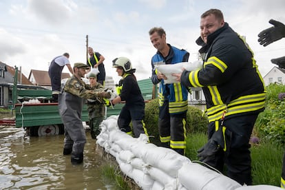 Soldados del ejército alemán y personal de emergencias construyen una barrera con sacos de arena en Gundelfingen, en el estado de Baviera.