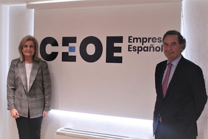 La Fundación CEOE y la Fundación PwC firman un convenio para destacar ante la sociedad la labor que realizan ambas instituciones, y que contempla la celebración de un evento conjunto anual. En la imagen, Fátima Báñez (CEOE) y Santiago Barrenechea (PwC).