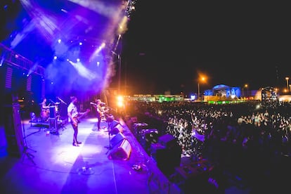 Antes de que la masa se mudara del centro de Aranda hasta el recinto, el escenario Charco en el Parque de la Isla, una de las grandes novedades de este año, acogía a Club del Rio, Quiero Club, Javiera Mena, Masa y Chancha Vía Circuito;  una ventana hacia Latinoamérica que se ha convertido en un nuevo rincón y pequeño trampolín para ir "subiendo de escenario", algo que probaron Luis Brea y el Miedo en el Escenario Castilla y León pasadas las 22.00. Poco antes, Mucho había comentado sobre el Ribera de Duero que en los festivales también hay un lugar para la balada, el cuchicheo generalizado fue "llega Mil Razones" y la canción costumbrista de Brea se convirtió en pequeño himno.