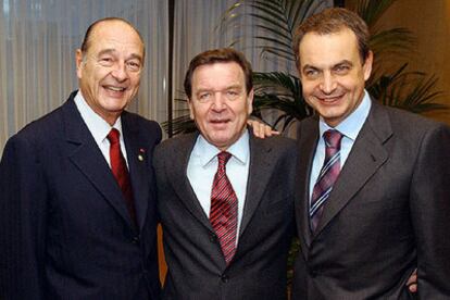José Luis Rodríguez Zapatero, junto al canciller alemán, Gerhard Scröder (centro), y el presidente francés, Jacques Chirac.