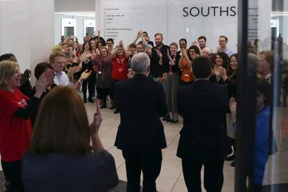 El líder del Partido Laborista, Jeremy Corbyn (c) es aplaudido por miembros de su equipo a su llegada a la sede del partido, en Londres.