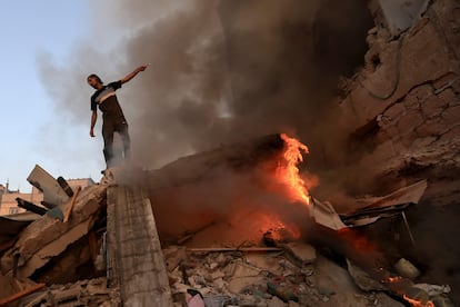 Un hombre sobre los escombros de un edificio alcanzado por un bombardeo israelí en Jan Yunis, al sur de la franja de Gaza, este sábado.