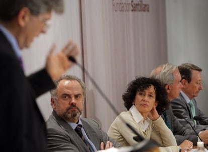 Ignacio Polanco y Mercedes Cabrera siguen la conferencia de Fernando Reimers.