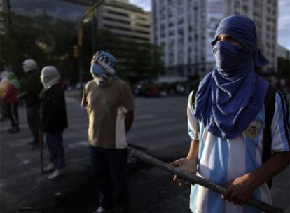 La avenida porteña 9 de julio, una de las más anchas del mundo, fue bloqueada ayer no una, sino dos veces. Piqueteros opositores permanecieron hasta la madrugada de ayer después de haber acampado durante 30 horas, y por la tarde, piqueteros partidarios de Cristina Fernández cerraron el tráfico. El Gobierno argentino se niega a intervenir en los cortes de calles.