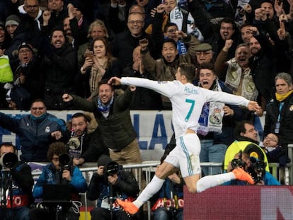 Cristiano Ronaldo comemora gol contra o PSG no Bernabéu.