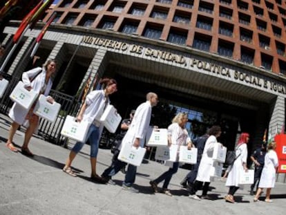 Protesta de ONG y sociedades m&eacute;dicas frente al Ministerio de Sanidad. 