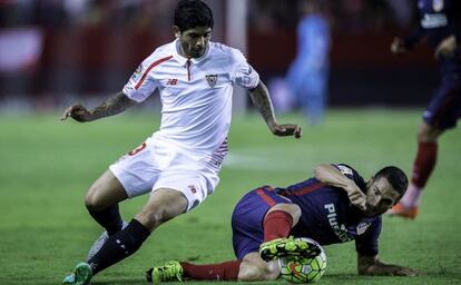 Koke controla un balón ante la presión de Banega.