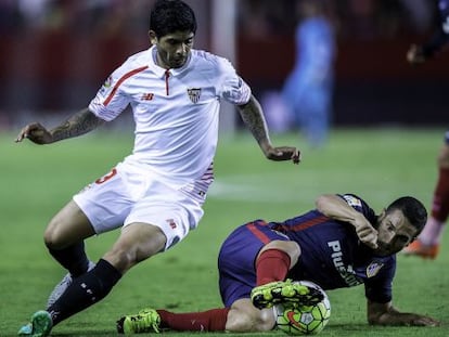 Koke controla un balón ante la presión de Banega.