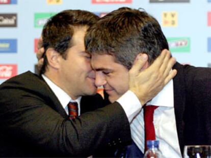 Joan Laporta y Enric Masip se abrazan.