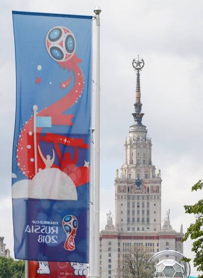 Banderolas conmemorativas del Mundial en las proximidades del estadio olímpico de Luzhnikí, en Moscú.