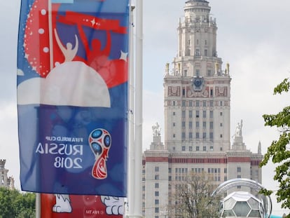 Banderolas conmemorativas del Mundial en las proximidades del estadio olímpico de Luzhnikí, en Moscú.