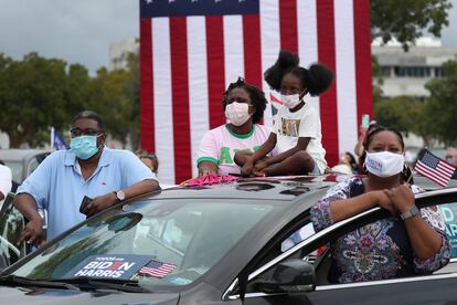 Una familia, en el mitin de Obama en Miami.