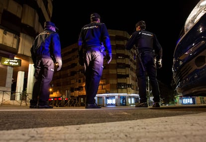 La Policía Nacional vigilando las calles en Aranda de Duero, tras el toque de queda decretado por el Gobierno de Castilla y León.