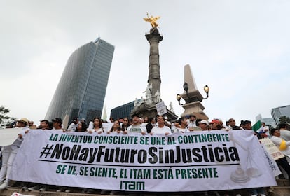 Estudiantes de Derecho y trabajadores del Poder Judicial protestan en contra de la reforma impulsada por el oficialismo este domingo, en Ciudad de México.