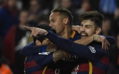 Alegría de los jugadores del Barcelona tras el gol de Piqué.
