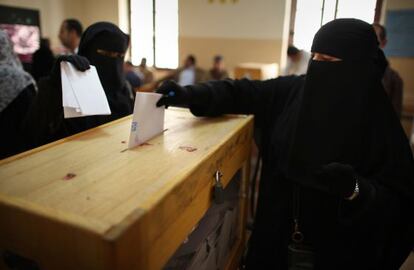 Una mujer vota en un colegio electoral de El Cairo.