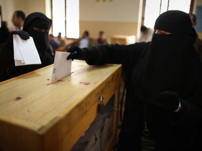 Una mujer vota en un colegio electoral de El Cairo.