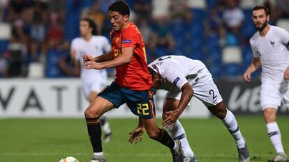 Fornals conduce el balón en la semifinal contra Francia. 