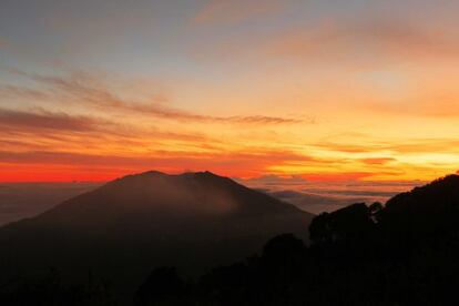 Vista del amanecer con el volcán Turrialba de fondo.