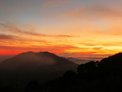 Vista del amanecer con el volc&aacute;n Turrialba de fondo.