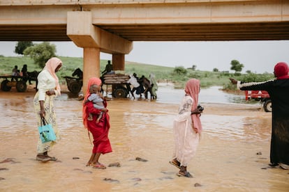 El Alto Comisionado de la ONU para los refugiados (Acnur) alerta de que el número de refugiados sudaneses ha superado los tres millones, una cifra sin precedentes desde que empezó la guerra, el 15 de abril de 2023. De este total, más de 600.000 refugiados sudaneses han llegado a Chad. En total, se estima que 11 millones de personas, casi un 30% de la población, se encuentra desplazada en el país, según la Organización Internacional para las Migraciones (OIM). En la imagen, el puente que marca el paso fronterizo de Adré, entre Chad y Sudán, en septiembre de 2024.
