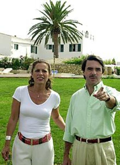 El presidente del Gobierno, José María Aznar, y su esposa, Ana Botella, en la finca Son Camaró, de Menorca, donde pasan sus vacaciones.