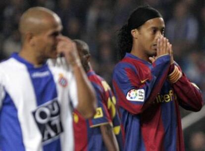 Ronaldinho, con Clemente, en un momento del partido.