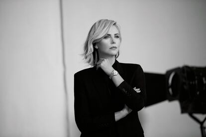 La actriz Charlize Theron posando para la campaña de Breitling.