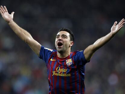 Xavi celebra su gol al Madrid en el clásico.