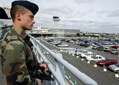 Un soldado francés monta guardia, ayer en el aeropuerto de Burdeos.