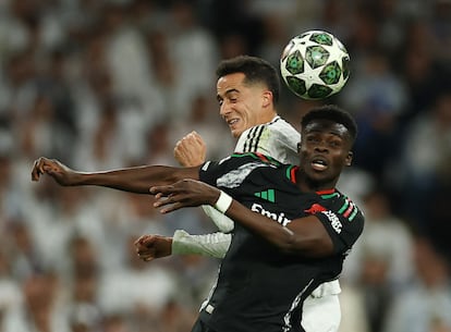 Lucas Vazquez, del Real Madrid, y Bukayo Saka, del Arsenal, intentan rematar de cabeza un balón.