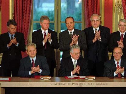 Firma del acuerdo final de paz para la ex Yugoslavia en París, en diciembre de 1995.