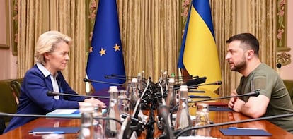 La presidenta de la CE, Ursula Von der Leyen, en Kiev junto al presidente ucraniano, Volodímir Zelenski.