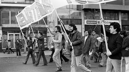 Víctor Jara (primero a la derecha), durante la última manifestación pro Allende, una semana antes del golpe de Estado.
