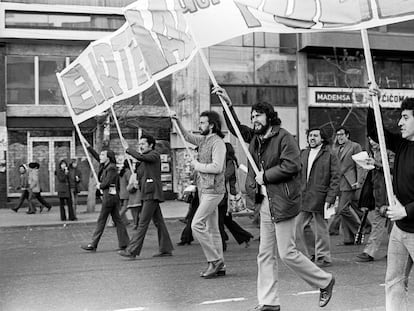 Víctor Jara (primero a la derecha), durante la última manifestación pro Allende, una semana antes del golpe de Estado.