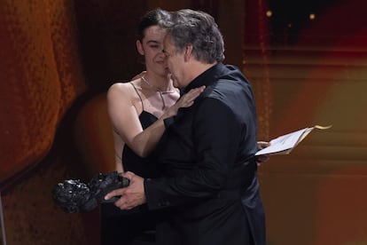 Eduard Fernández recibe de manos de su hija, Greta Fernández, el Goya a mejor actor protagonista por Marco.