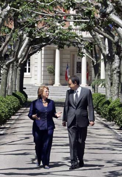 José Luis Rodríguez Zapatero y Michelle Bachelet conversan en los jardines de La Moncloa.